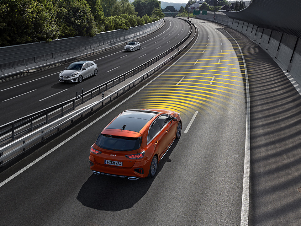 Kia Ceed -Autobahnassistent mit navigationsbasierter Geschwindigkeitsregelanlage