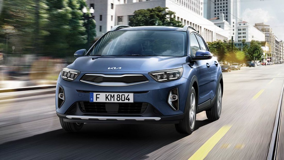 kia-stonic-my24-design-carousel-exterior-front-driving